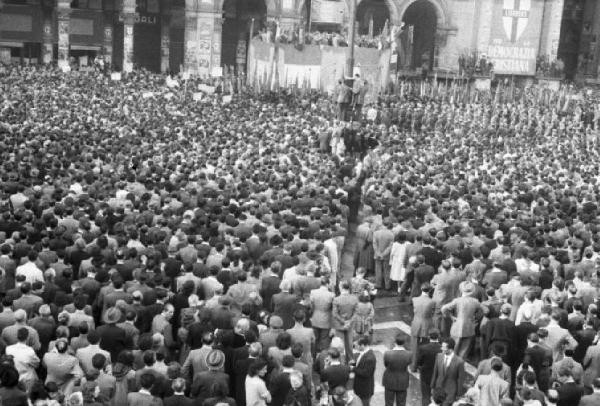 Referendum 1946 Repubblica o Monarchia. Milano - Piazza del Duomo - Vittoria della Repubblica - Manifestazione - Panoramica della folla