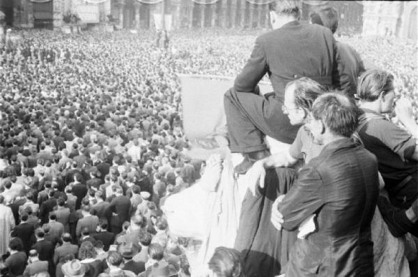 Referendum 1946 Repubblica o Monarchia. Milano - Piazza del Duomo - Vittoria della Repubblica - Manifestazione - Folla