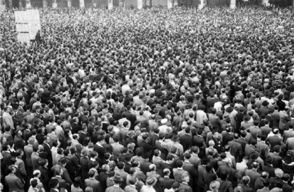 Referendum 1946 Repubblica o Monarchia. Milano - Piazza del Duomo - Vittoria della Repubblica - Manifestazione - Folla