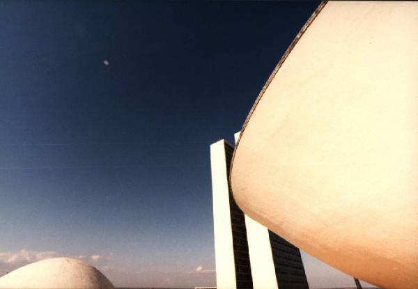 Brasilia. Veduta del Congresso Nazionale, con la cupola rovesciata in primo piano