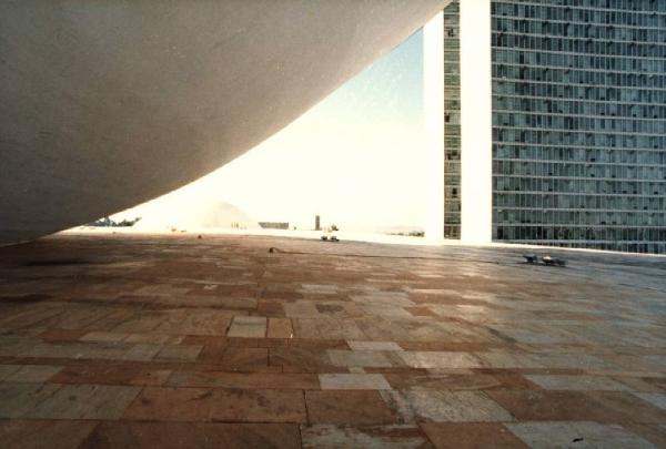 Brasilia. Veduta del Congresso Nazionale, con parte della cupola rovesciata in primo piano e la base del doppio grattacielo