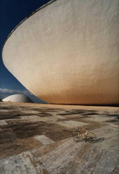 Brasilia. Ripresa dal basso della cupola rovesciata del Congresso Nazionale