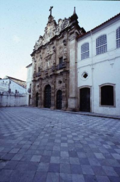 Brasile. Piazza con facciata di chiesa barocca
