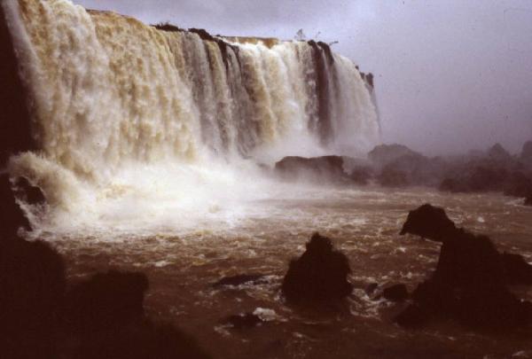 Brasile. Cascata nella foresta