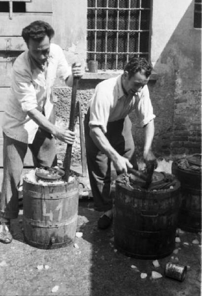 Lavorazione del gelato - due uomini lavorano ai fusti