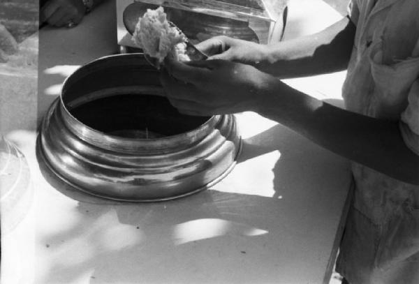 Milano. Carretto del gelato - particolare delle mani del gelataio che prepara un cono