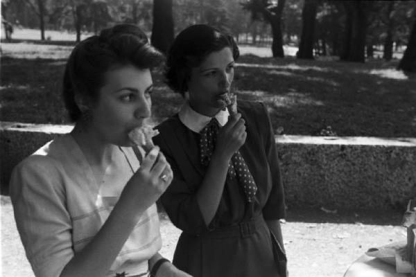 Milano. Parco Sempione. Due giovani donne mangiano il gelato
