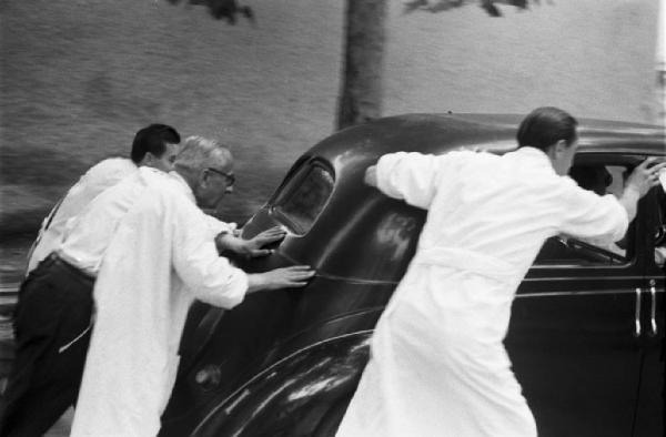 Diano Marina. Tre dottori spingono un'automobile per farla partire