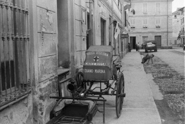 Diano Marina. Cortile del'ospedale. Ambulanza - carrozzella a pedali per il pronto intervento