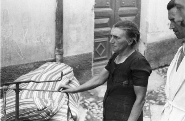 Diano Marina. Disinfezione. Anziana trasporta coperte e materassi con un carrello - un dottore in camice bianco la osserva