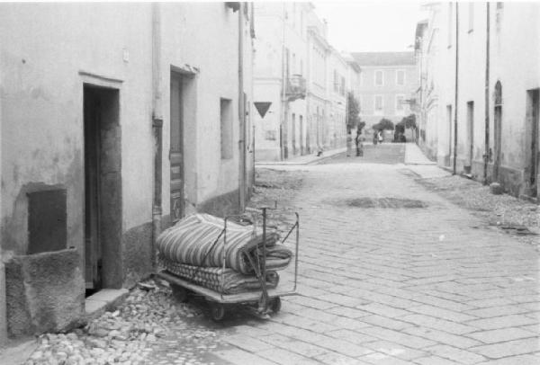 Diano Marina. Disinfezione. Strada del paese. Carrello con coperta e materasso abbandonato fuori dalla porta di casa