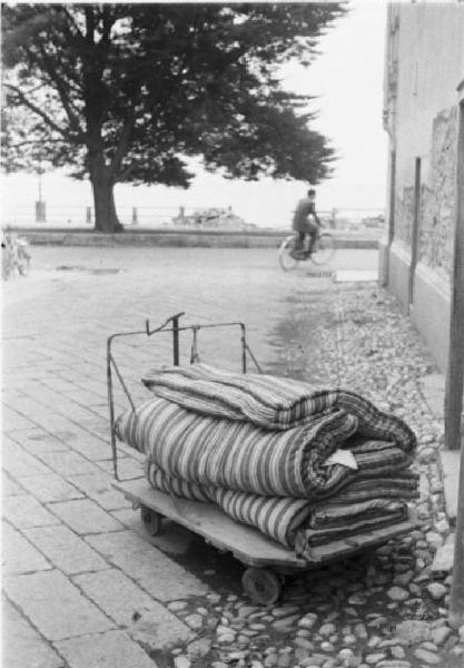 Diano Marina. Disinfezione. Strada del paese. Carrello con coperta e materasso abbandonato fuori dalla porta di casa