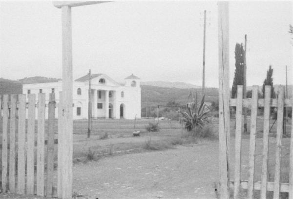 Diano Marina. Palazzo fuori dal paese - cancello d'ingresso