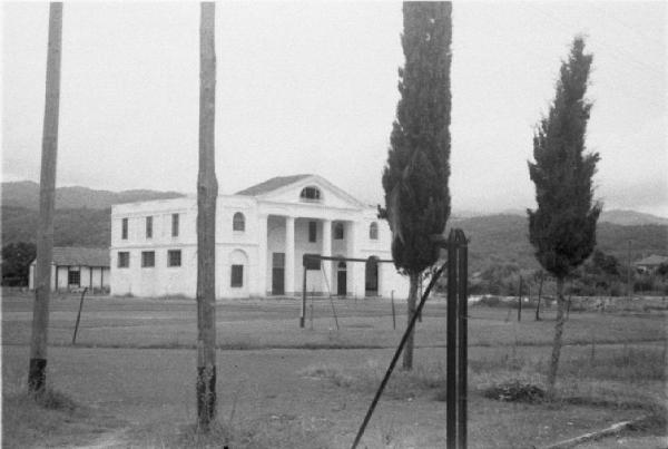 Diano Marina. Palazzo fuori dal paese - cancello d'ingresso e cipressi