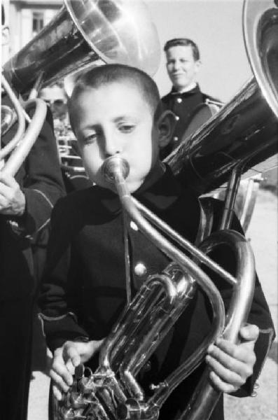 Italia Dopoguerra. Milano. Banda dei Martinitt. Bambino suona il basso tuba