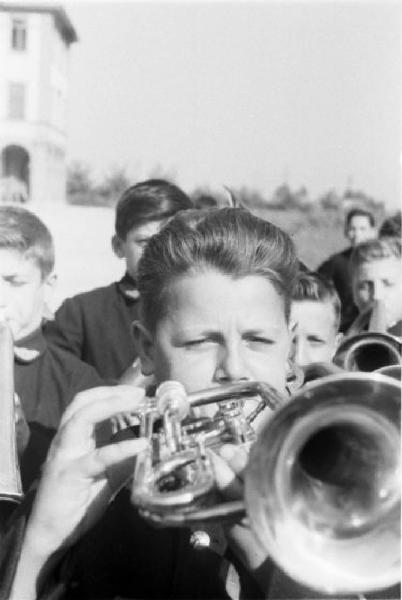 Italia Dopoguerra. Milano. Banda dei Martinitt. Adolescente suona la tromba