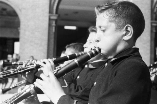 Italia Dopoguerra. Milano. Banda dei Martinitt. Ragazzini schierati a suonare i clarini