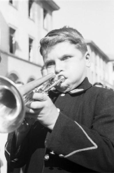 Italia Dopoguerra. Milano. Banda dei Martinitt. Ragazzino suona la tromba