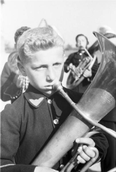 Italia Dopoguerra. Milano. Banda dei Martinitt. Adolescente con il basso tuba