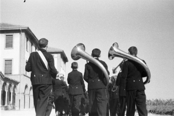 Italia Dopoguerra. Milano. Banda dei Martinitt ripresa di spalle