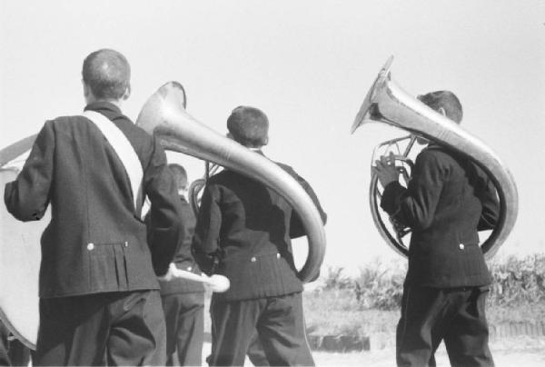 Italia Dopoguerra. Milano. Banda dei Martinitt ripresa di spalle - due basso tuba e una grancassa