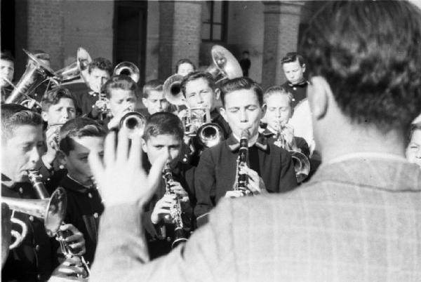 Italia Dopoguerra. Milano. Banda dei Martinitt. In primo piano, di spalle, il direttore d'orchestra