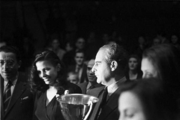 Milano. Orfanotrofio delle Stelline. Premiazione delle "Stelline per il lavoro". Consegna della coppa