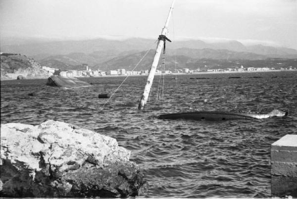 Italia Dopoguerra. Savona. Porto. Nave affondata - l'albero fa capolino fra le onde