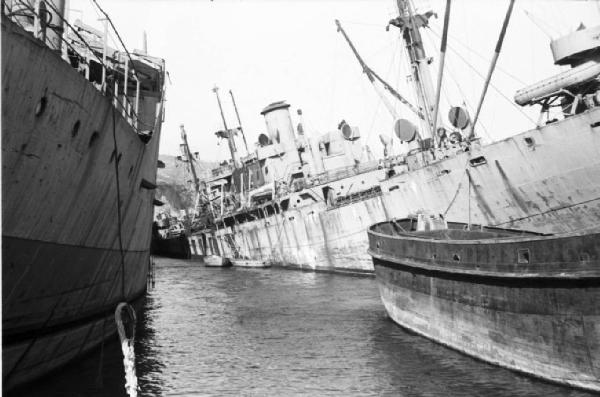 Italia Dopoguerra. Savona. Porto. Nave affondata - a lato un'altra nave ancorata