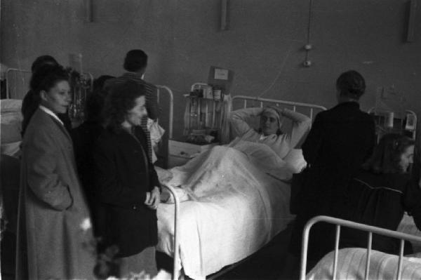 Italia Dopoguerra. Varese. Ospedale. Reparto femminile- visita alle donne colpite dal morbo giallo