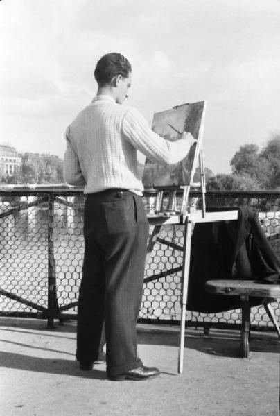 Parigi. Artista di strada che dipinge lungo la Senna