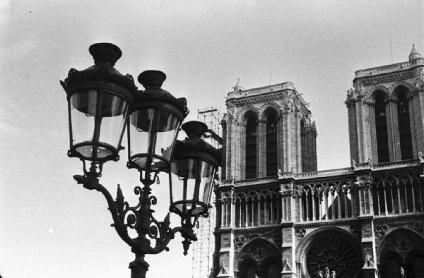 Parigi. Un lampione e le torri campanarie della cattedrale di Notre-Dame