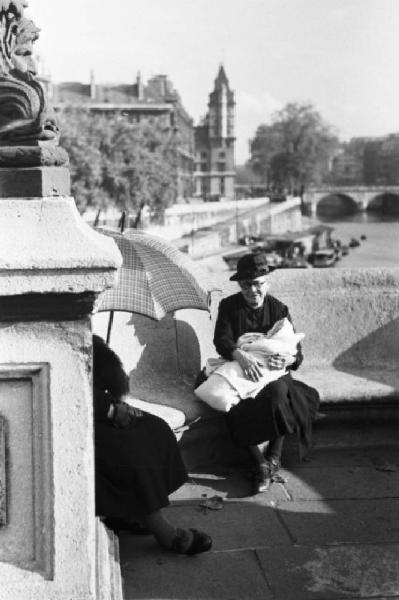 Parigi. Una anziana donna con in braccio un neonato