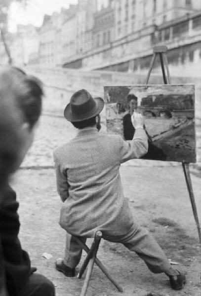 Parigi. Artista di strada che dipinge uno scorcio della città