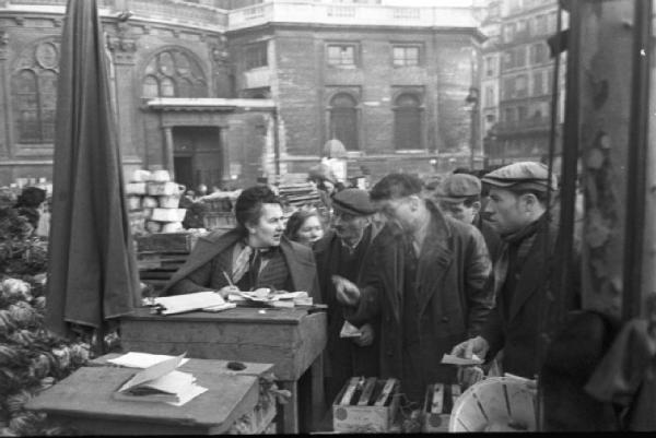 Parigi. Persone ai mercati generali di Les Halles