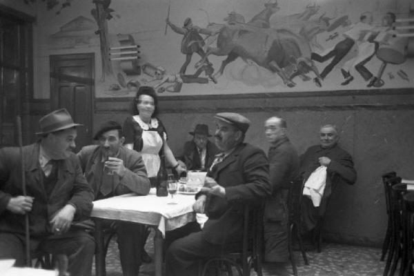 Parigi. Avventori all'interno di una osteria