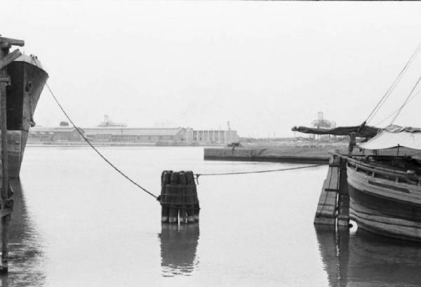 Porto Marghera. Veduta del bacino con barche ormeggiate