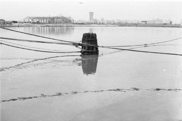 Porto Marghera. Veduta del bacino, struttura per l'ormeggio delle imbarcazioni