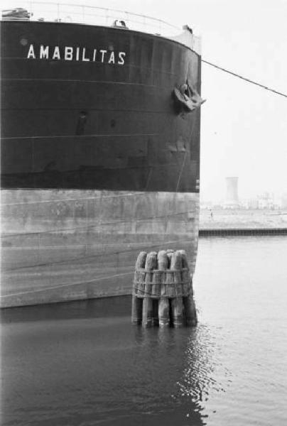 Porto Marghera. La prua della nave Amabilitas ormeggiata