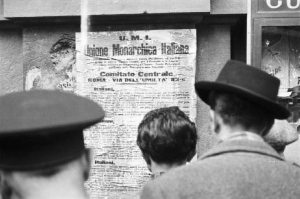 Referendum 1946. Napoli. Un gruppo di uomini legge un manifesto dell'Unione Monarchica Italiana