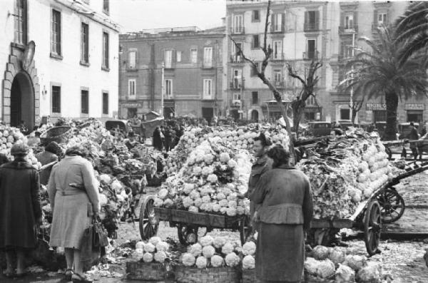 Italia Dopoguerra. Napoli. Mercato. Venditori ambulanti di cavolfiori espongono la merce su carretti