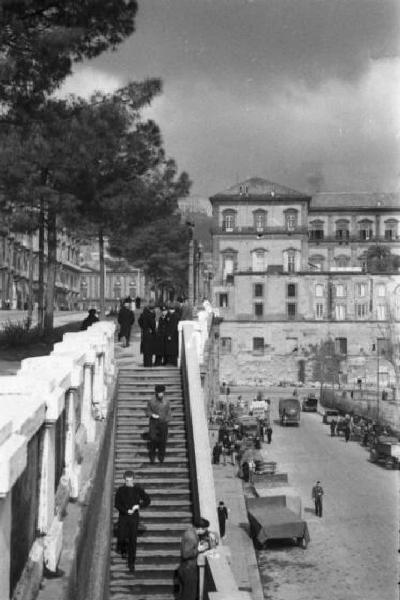 Italia Dopoguerra. Napoli. Veduta della città. Persone scendono da una scalinata