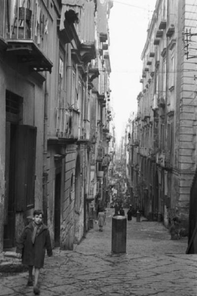 Italia Dopoguerra. Napoli. Scorcio di una via stretta