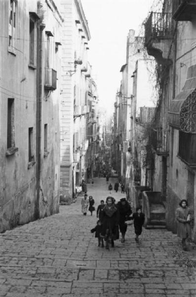 Italia Dopoguerra. Napoli. Scorcio di una via stretta