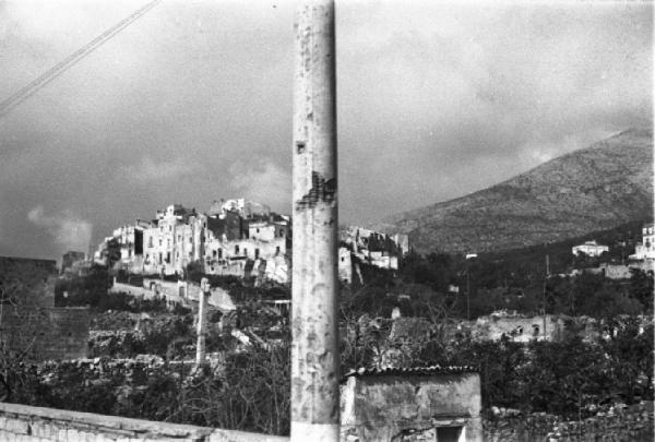 Italia Dopoguerra. Viaggio da Napoli a Roma. Un paesino arroccato su una collina e danneggiato dai bombardamenti