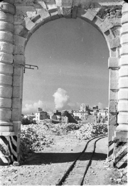 Italia Dopoguerra. Terracina. Edifici distrutti dai bombardamenti