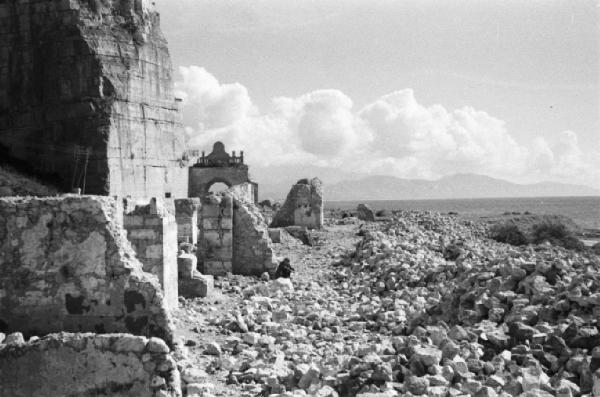 Italia Dopoguerra. Terracina. Edifici distrutti dai bombardamenti in prossimità del mare