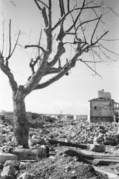 Italia Dopoguerra. Terracina. Edifici distrutti dai bombardamenti