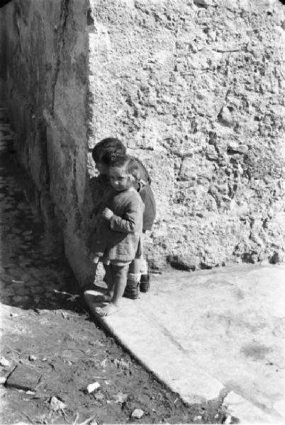 Italia Dopoguerra. Terracina. Due bambine all'angolo di  una strada