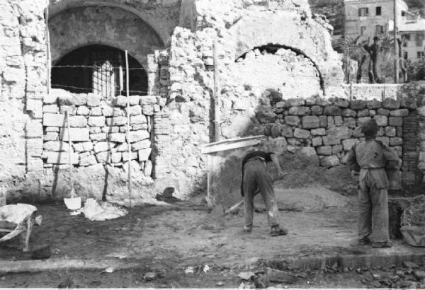 Italia Dopoguerra. Terracina. Due muratori durante i lavori di ricostruzione